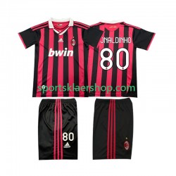 AC Milan drakt RONALDINHO 80 2009 Retro Hjemmetrøye Kort erm 2010 , Barnesett AC Milan drakt RONALDINHO 80 2009 Retro Hjemmetrøye Kort erm 2010 , Barnesett
